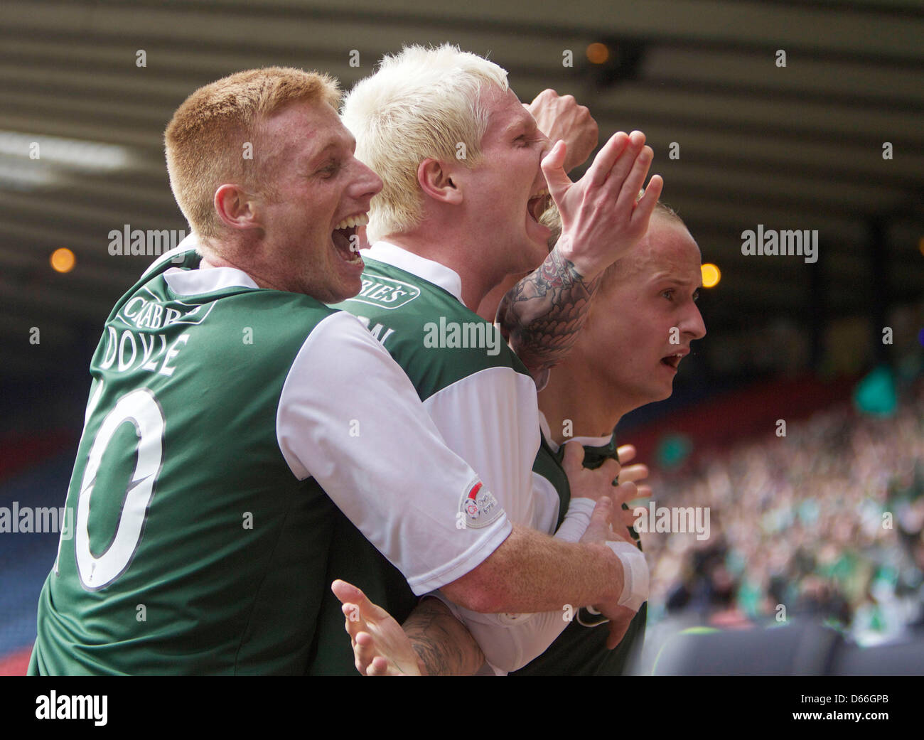 13.03.2013 Glasgow, Écosse. La gâche de Hibs Leigh Griffiths est assailli par Eion Doyle et et Ryan McGivern après avoir marqué le gagnant lors de la demi-finale de la Coupe écossais 2013 Maria Rosa MENOCAL Hill, stade de Hampden Park, Glasgow. Banque D'Images