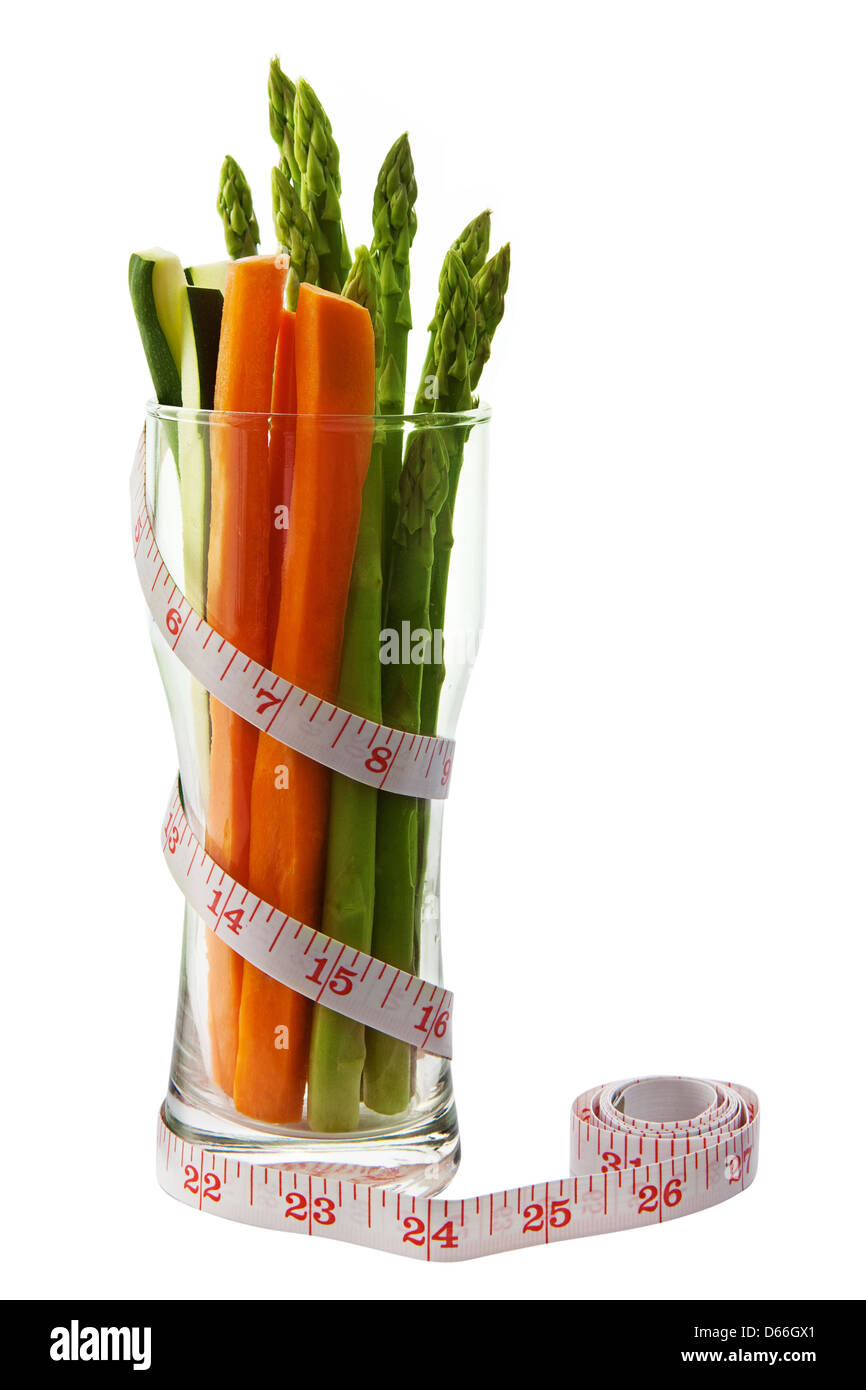 De légumes à faible teneur en calories dans un verre en forme de sablier avec un ruban à mesurer Banque D'Images