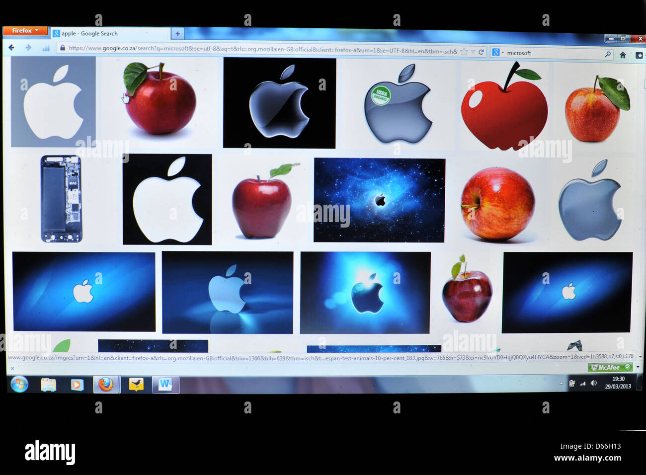 Image d'un écran de l'ordinateur montrant des images de pommes et de l'Apple Inc logo. Banque D'Images