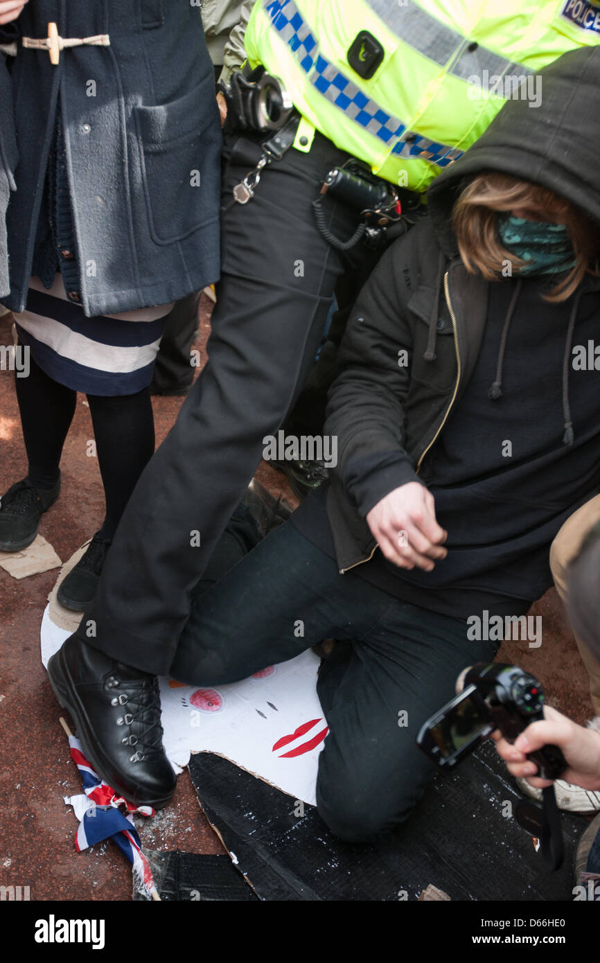 George Square, Glasgow, Ecosse, Royaume-Uni. Samedi 13 avril 2013. Retirer l'effigie de la police décédé récemment la baronne Margaret Thatcher au cours d'une 'Thatcher est mort, après une tentative de jeunes manifestants de brûler l'effigie, dans la région de George Square. Crédit : Jeremy Sutton-hibbert /Alamy Live News Banque D'Images