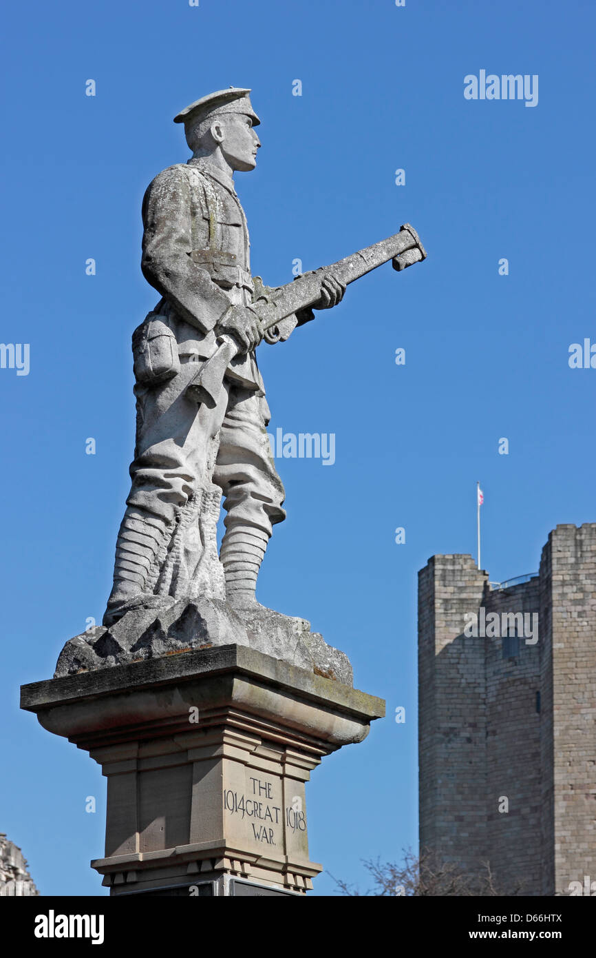 Conisbrough Mémorial de la Première Guerre mondiale avec le Château de Conisbrough dans l'arrière-plan Banque D'Images