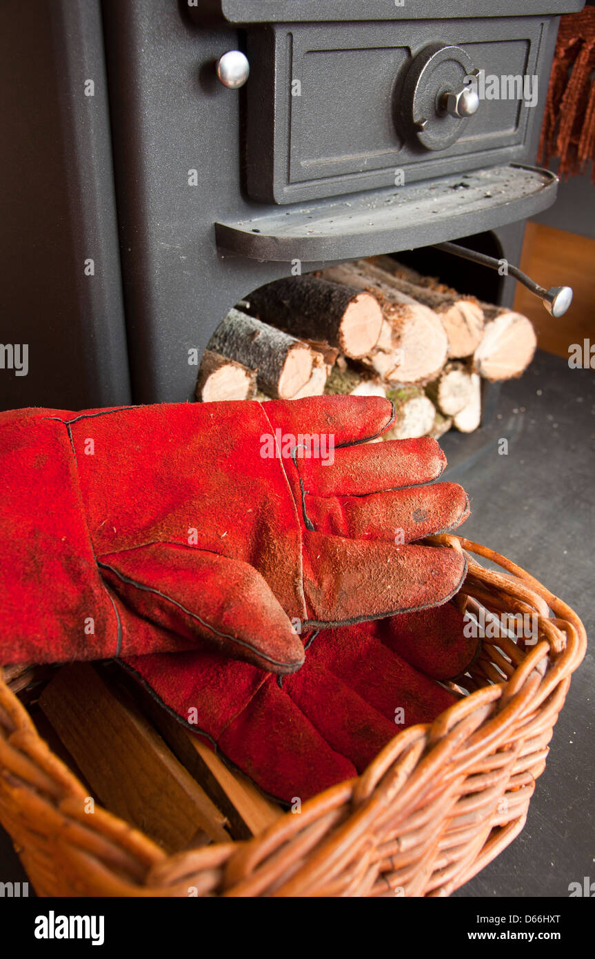 Gants en cuir pour cuisinière poêle à bois Banque D'Images