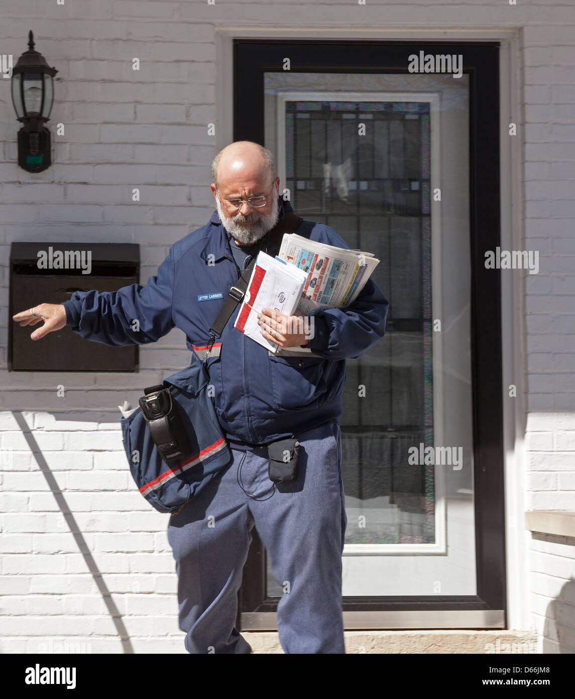 Un United States Postal transporteur livre mail aux résidences à Milwaukee, Wisconsin. Banque D'Images