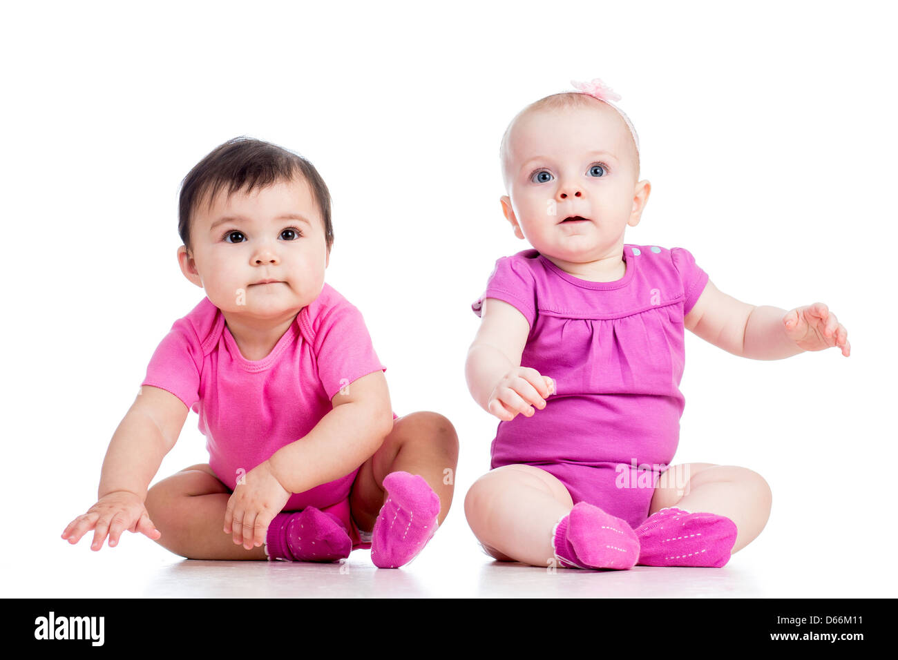 Les bébés filles Drôle assis à côté sur marbre Banque D'Images