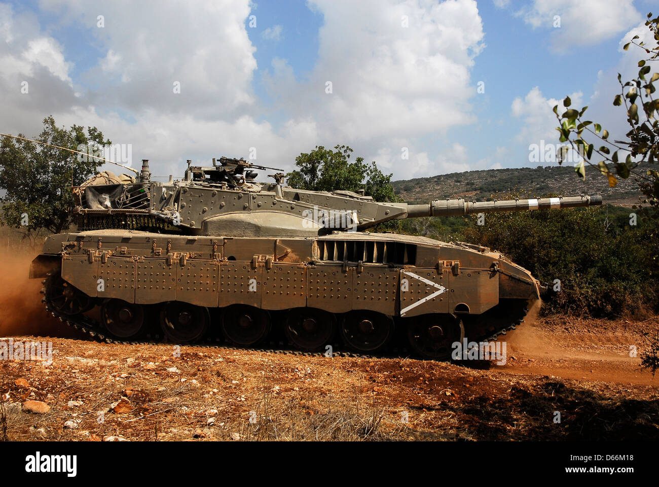 Un char israélien faisant manoeuvrer dans les champs ouverts Banque D'Images