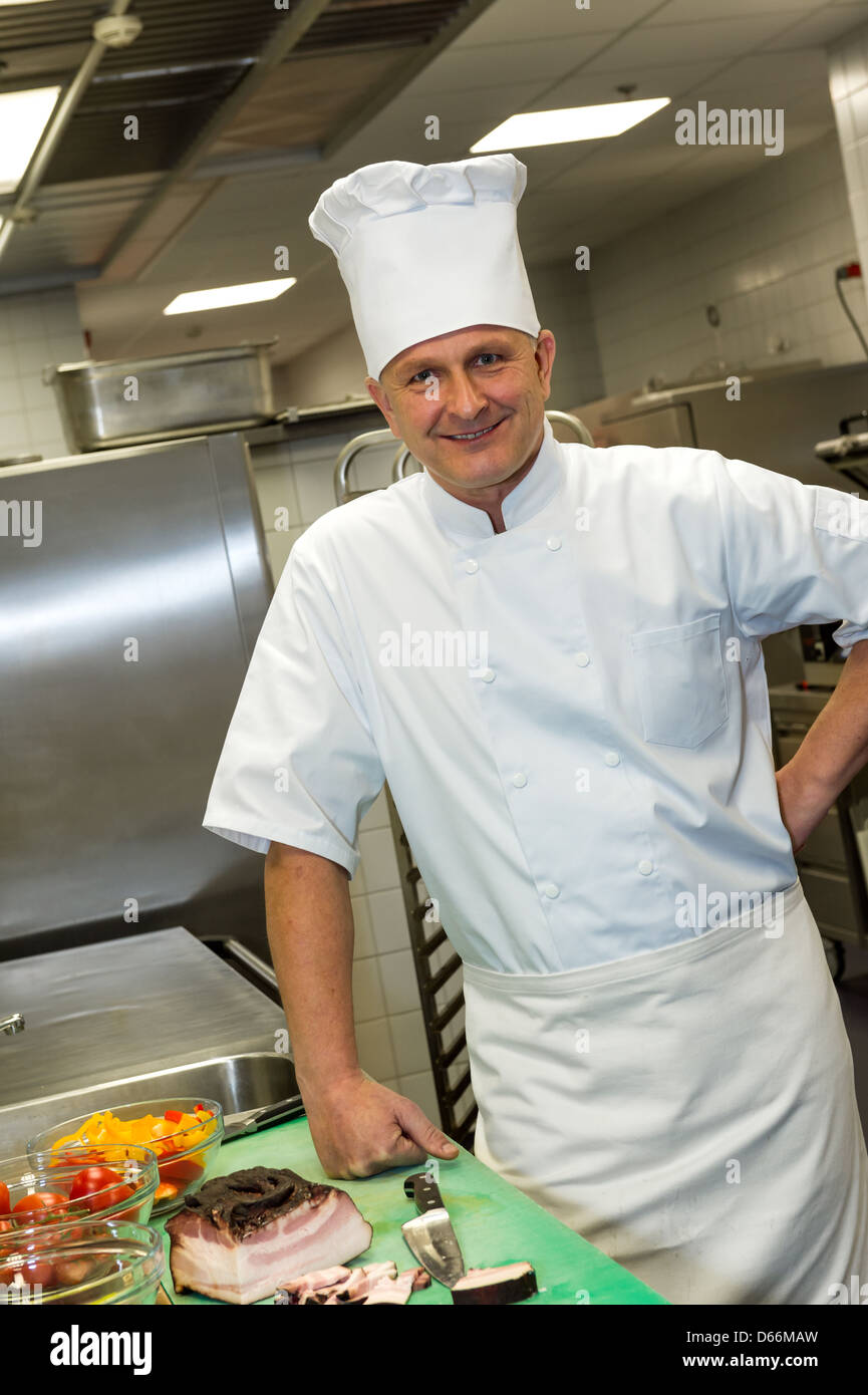 Male chef posing in commercial kitchen interior Banque D'Images