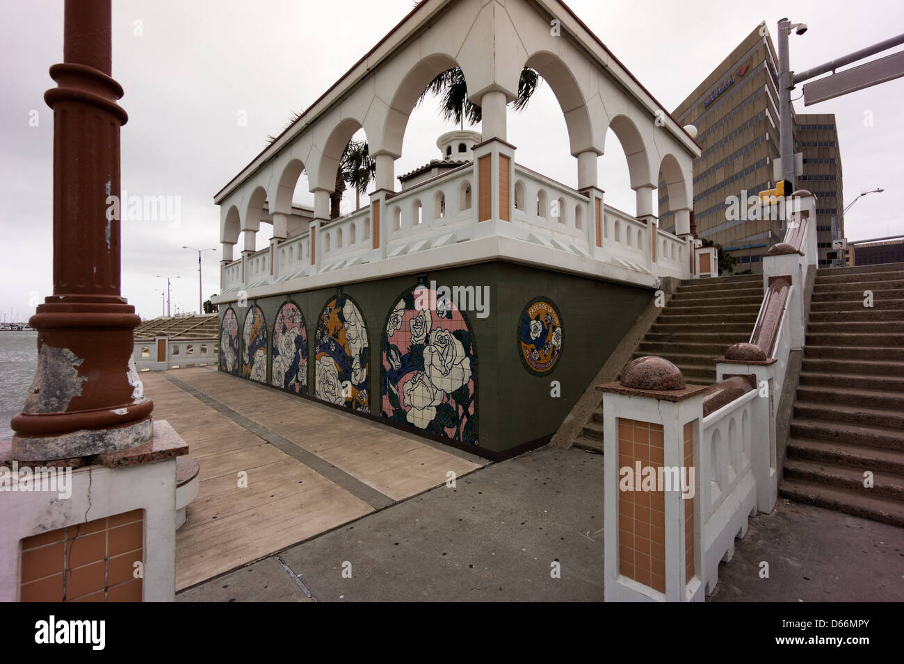 Dalles plafond peint par les enfants décorer la base de la Selena Quintanilla monument à Corpus Christi, Texas Banque D'Images