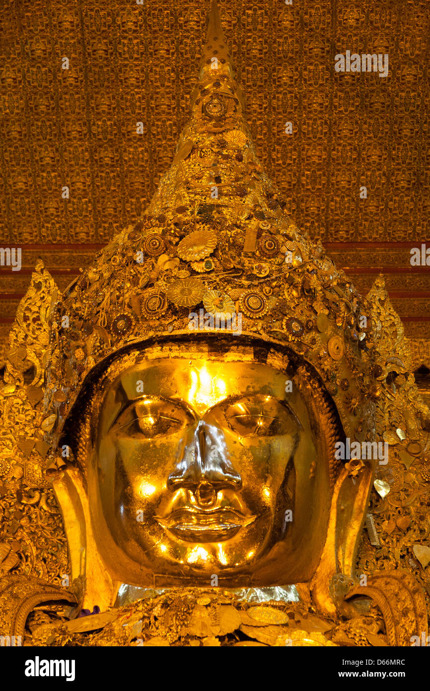 Visage de la Pagode Mahamuni, Bouddha Mahamuni, Mandalay, Myanmar (Birmanie), Banque D'Images