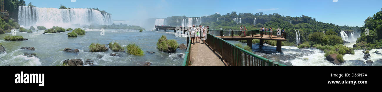 D'Iguazu vu du côté brésilien au passage de la gorge de diables. Banque D'Images