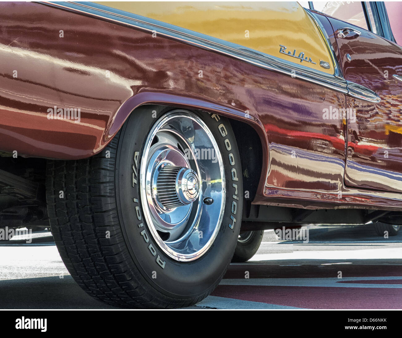 Un angle bas photo d'un 1956 . L'image se concentre sur la roue d'un Rallye modèle récent Chevy. Banque D'Images