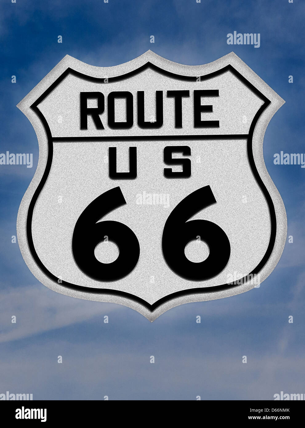Une Route 66 road sign in Seligman Arizona. L'image est un coup de grâce avec un fond de nuage. Banque D'Images