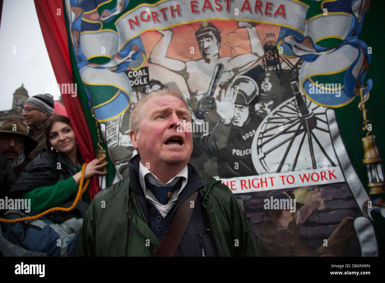 Dave Douglass, un ancien mineur qui était à Hatfield Colliery, parle à ceux qui se sont rassemblés devant une bannière pour l'Union Nationale des mineurs est ont défilé vers le parti de la mort de Margaret Thatcher à Londres. Banque D'Images