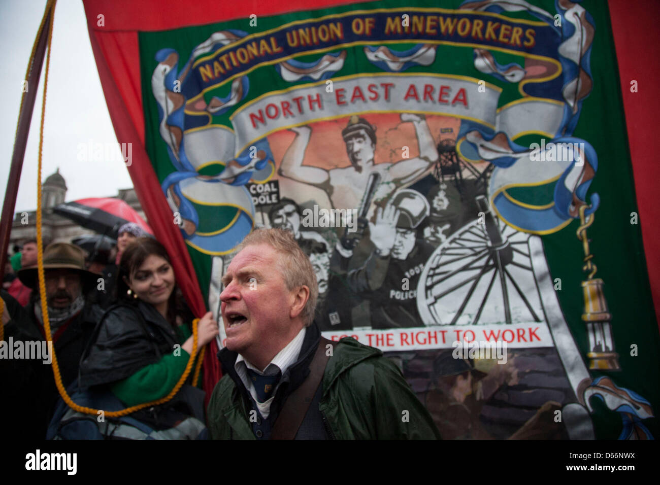 Dave Douglass, un ancien mineur qui était à Hatfield Colliery, parle à ceux qui se sont rassemblés devant une bannière pour l'Union Nationale des mineurs est ont défilé vers le parti de la mort de Margaret Thatcher à Londres. Banque D'Images