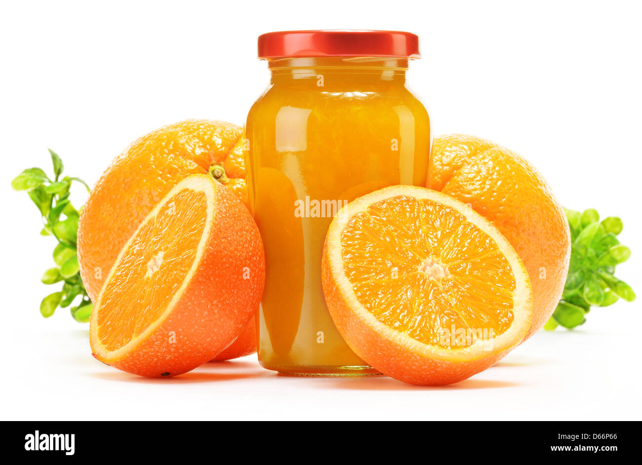 Verre et pichet de jus d'orange, pot de confiture et de fruits. Variété de produits orange Banque D'Images