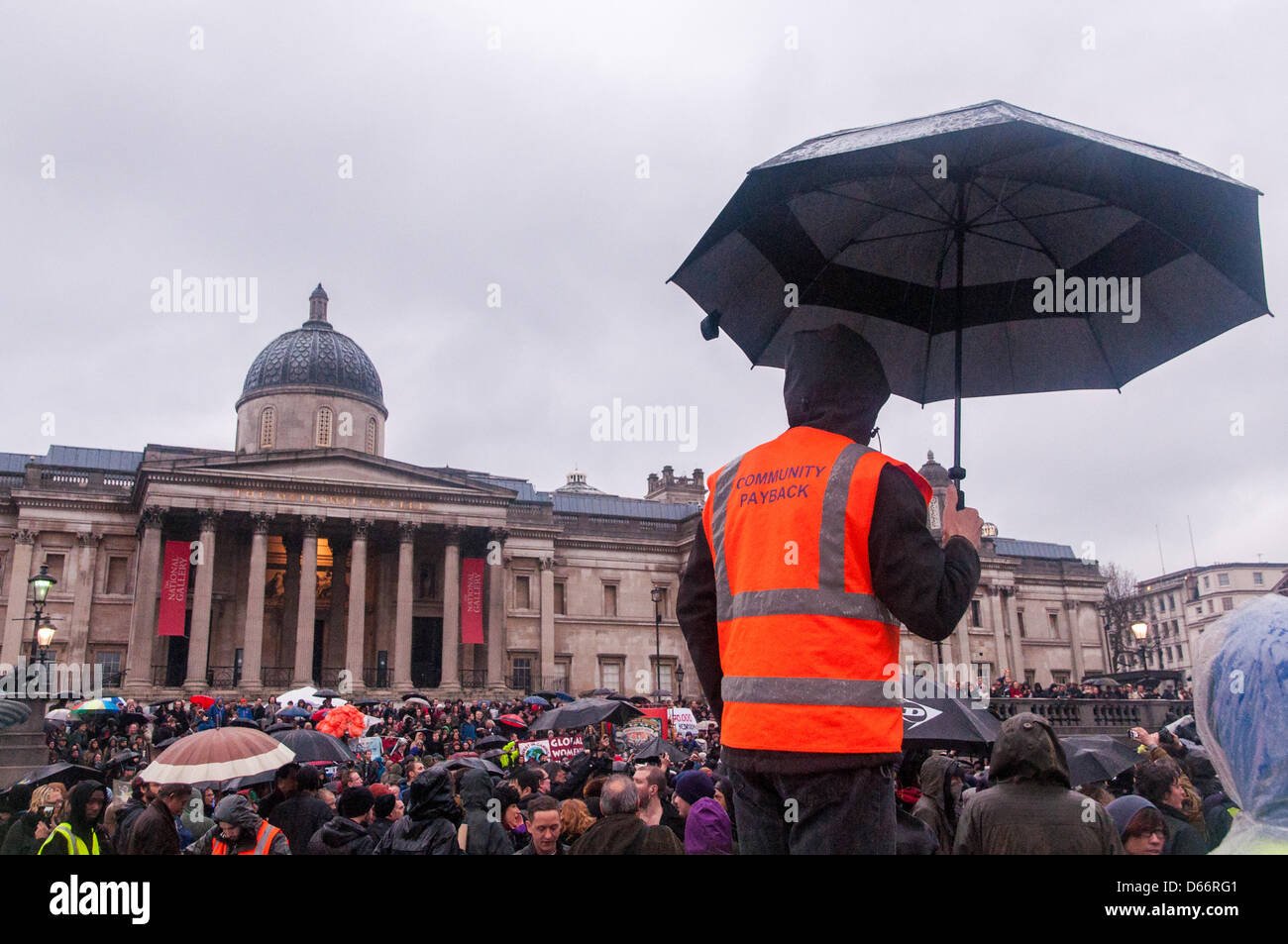 Londres, Royaume-Uni. 13 avril 2013. Un homme portant une "communauté remboursement gilet regardant les célébrations entourant le décès de Margaret Thatcher à Trafalgar Square. Craig Buchanan/Alamy Live News Banque D'Images