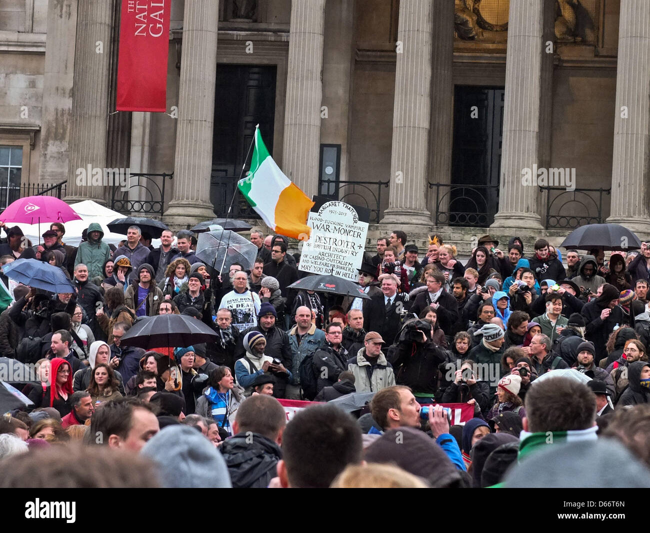 Londres, Royaume-Uni. Samedi 13 avril 2013, étudiants et militants anarchistes d'extrême gauche se sont réunis à Trafalgar Square d'organiser une fête pour célébrer la mort de la baronne Margaret Thatcher. La partie avait été prévu pour le premier samedi après la mort de l'ancien premier ministre. Nelson Pereira/Alamy Live News Banque D'Images