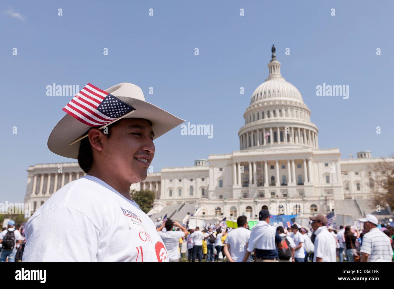 Latino man en face du Capitole lors de la réforme de l'immigration rally - Washington, DC USA Banque D'Images