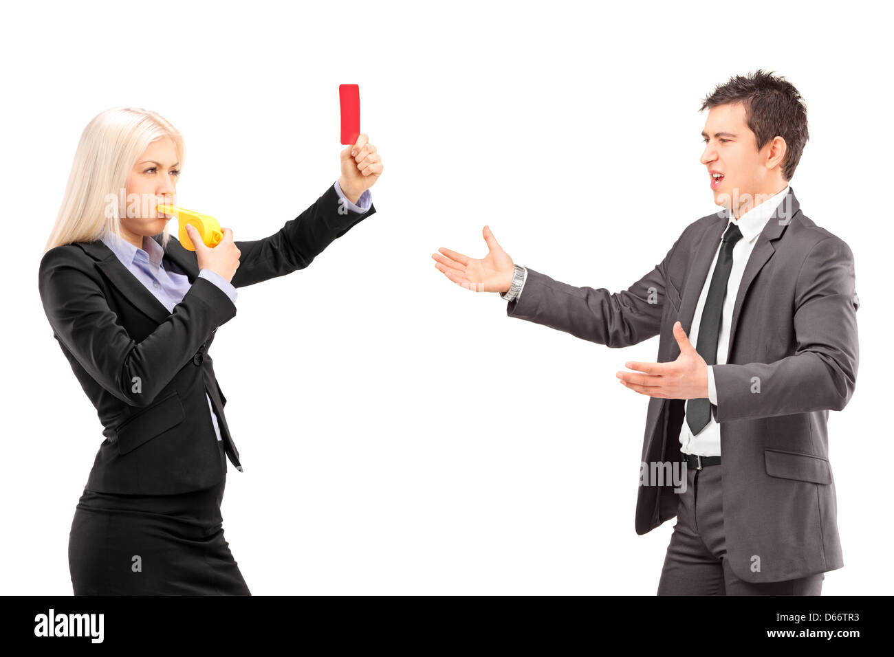 Femme en costume d'affaires montrant un carton rouge et en soufflant un sifflet pour un homme dans un costume d'affaires, isolé sur fond blanc Banque D'Images