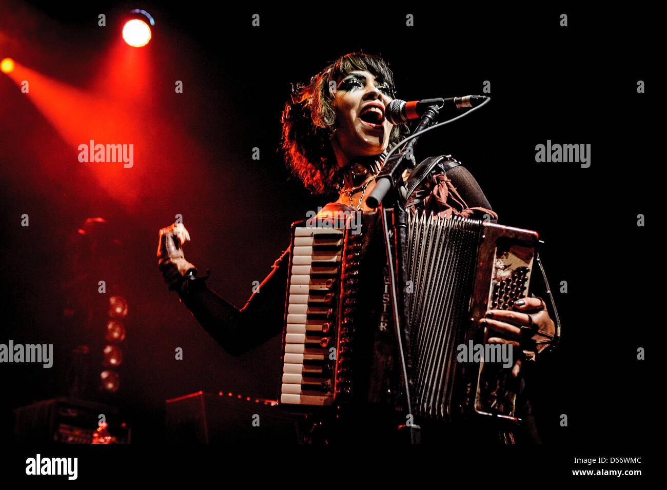 13 avril 2013 - Toronto, Ontario, Canada - groupe de rock expérimental américain de 'vol' les bébés sur scène à Sound Academy de Toronto. En photo - chanteur/accordeonist DOMINIQUE LENORE PERSI (crédit Image : ©/ZUMAPRESS.com) Vidyashev Igor Banque D'Images