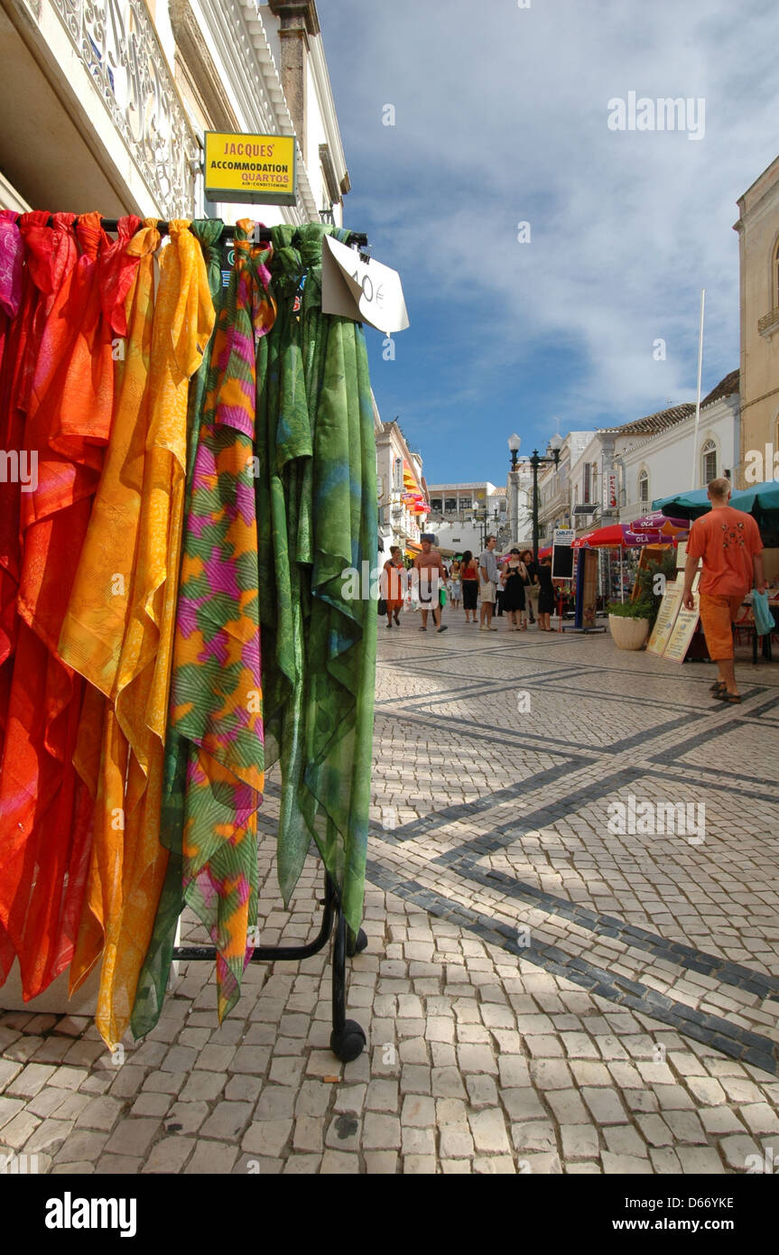 Rue pavée de la vieille ville, dans le sud du Portugal Algarve Albufeira Banque D'Images