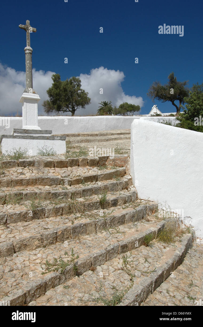 Escalier pavées menant au sanctuaire de Notre Dame de la Piété Nossa Senhora da Piedade situé sur une colline à l'ouest de la ville de Loule une ville et une municipalité dans le district de Faro en Algarve, la région la plus méridionale du Portugal Banque D'Images