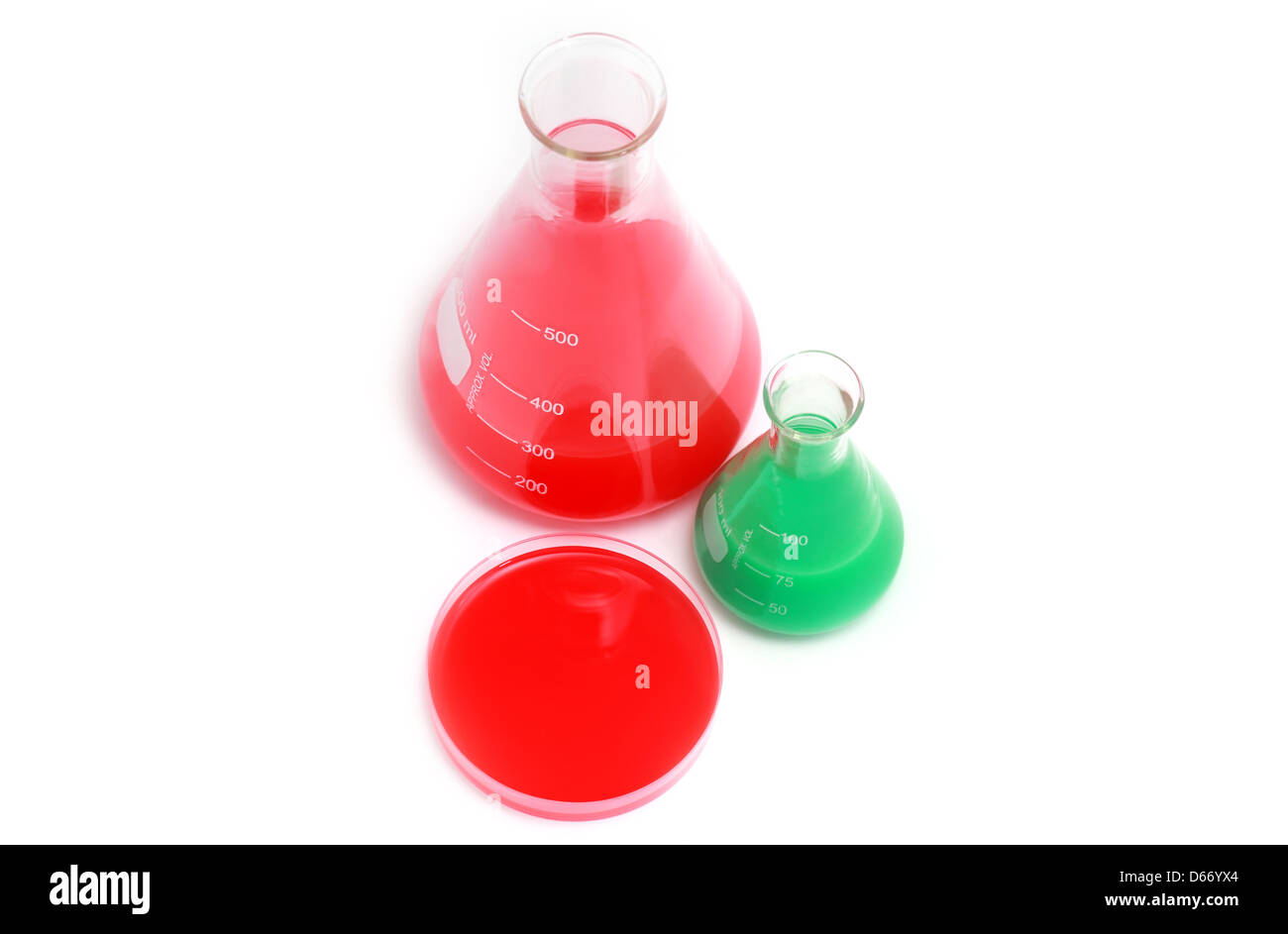 Flacons de laboratoire à l'aide de solutions chimiques sur fond blanc Banque D'Images