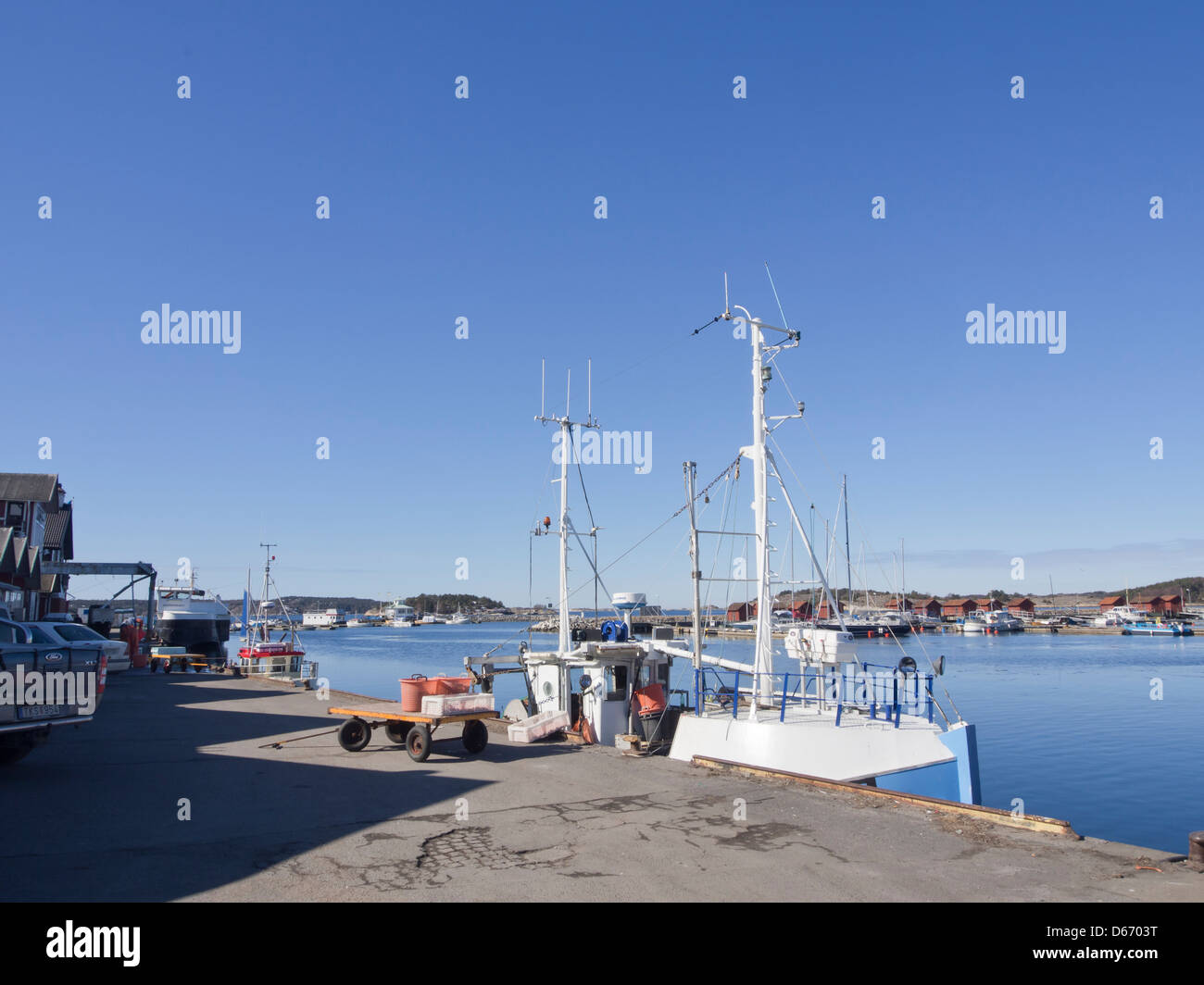 Port de Strømstad sur la côte ouest de la Suède, du déchargement du bateau de pêche capture , voir d'îles et d'horizon. Banque D'Images