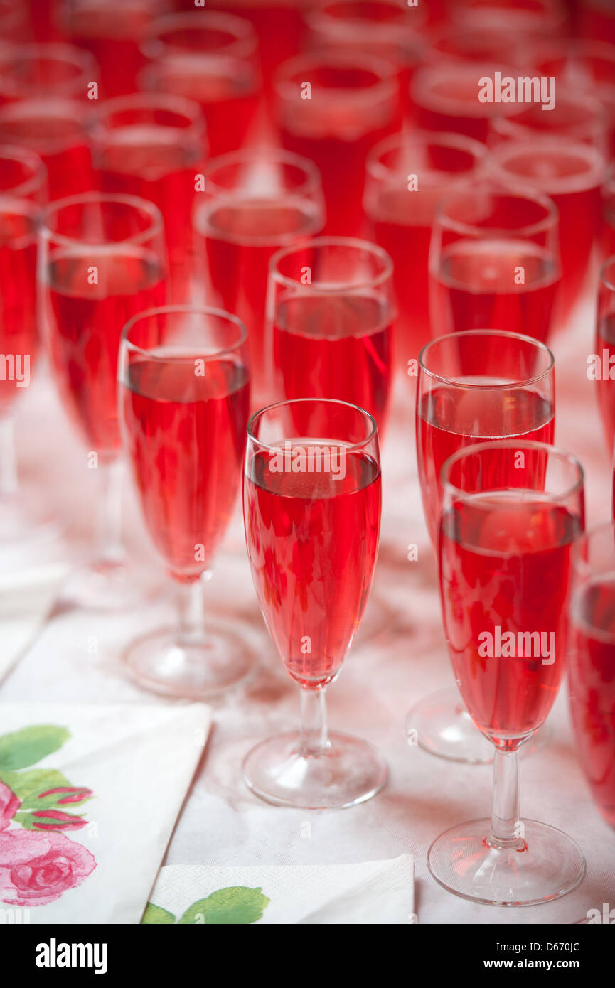 Flûtes à champagne rose Banque D'Images