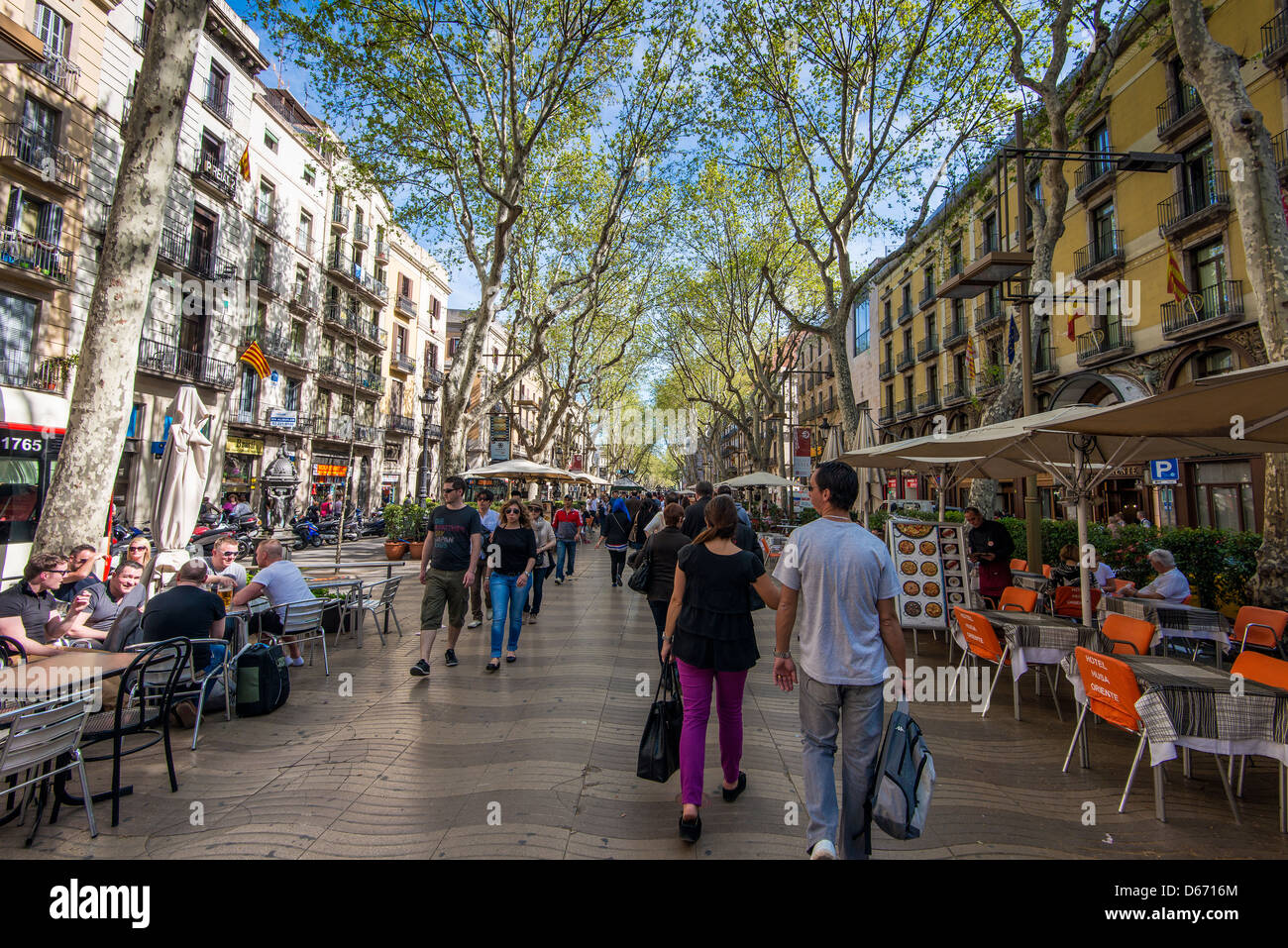 Les touristes se promener dans la rue Rambla, Barcelone, Catalogne, Espagne Banque D'Images