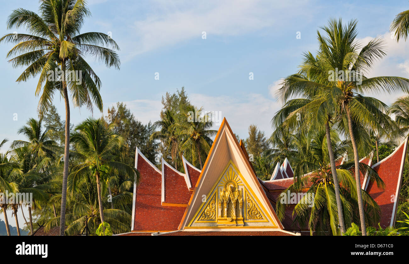 Maison traditionnelle thaïlandaise avec des palmiers, Thaïlande Banque D'Images
