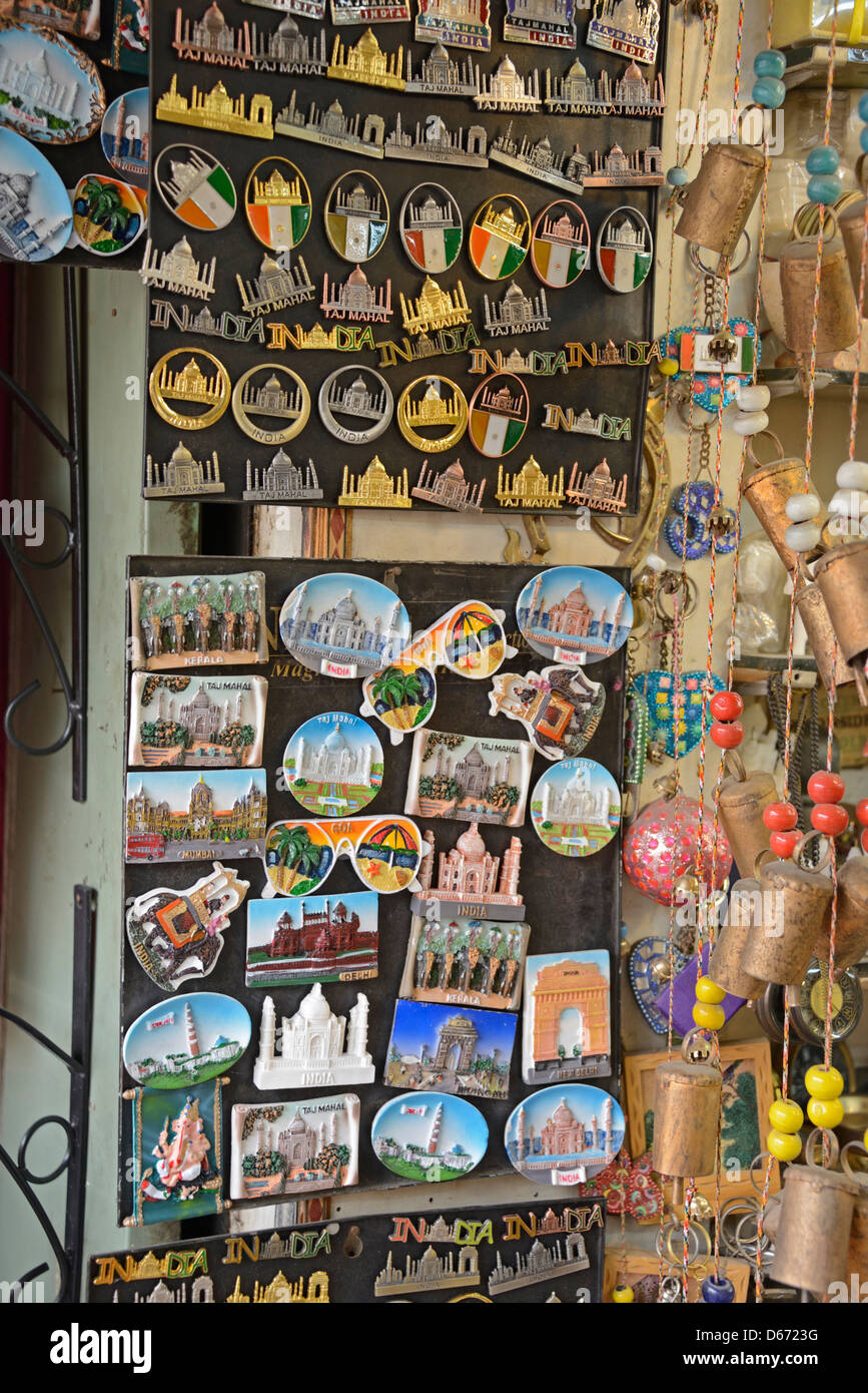 Souvenirs de voyage dans une boutique de cadeaux à New Delhi, Inde souvenirs touristiques à une boutique de cadeaux à New Delhi, Inde Banque D'Images