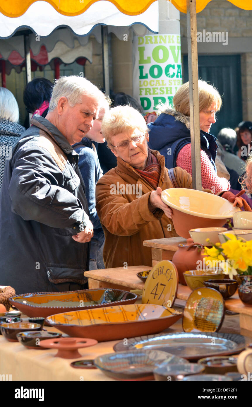 La poterie à l'examen du marché de l'angleterre gloucester stroud Banque D'Images