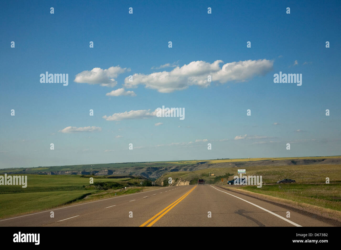 L'autoroute de l'Alberta à partir d'un véhicule en été près de Drumheller. Banque D'Images