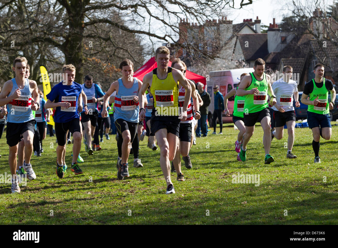 Northampton. 14 avril 2013. Deuxième Northamptonshire 5k Race Series. Le départ de la course sur un matin de printemps ensoleillé dans la région de Abington, Northampton Northamptonshire. organisée par le sport. Keith J Smith/Alamy Live News Banque D'Images