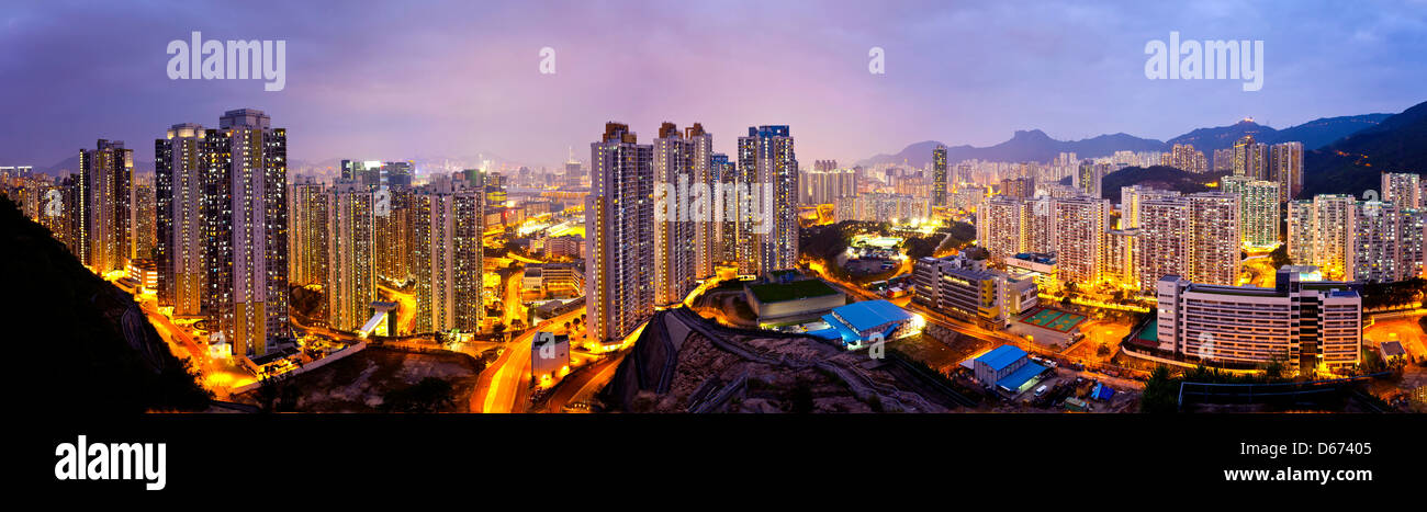 Appartements de Hong Kong la nuit, sous le Lion Rock Hill. Banque D'Images