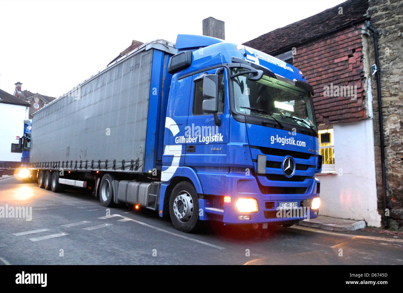 Camions massive d'endommager les petites villes du Royaume-Uni. Banque D'Images