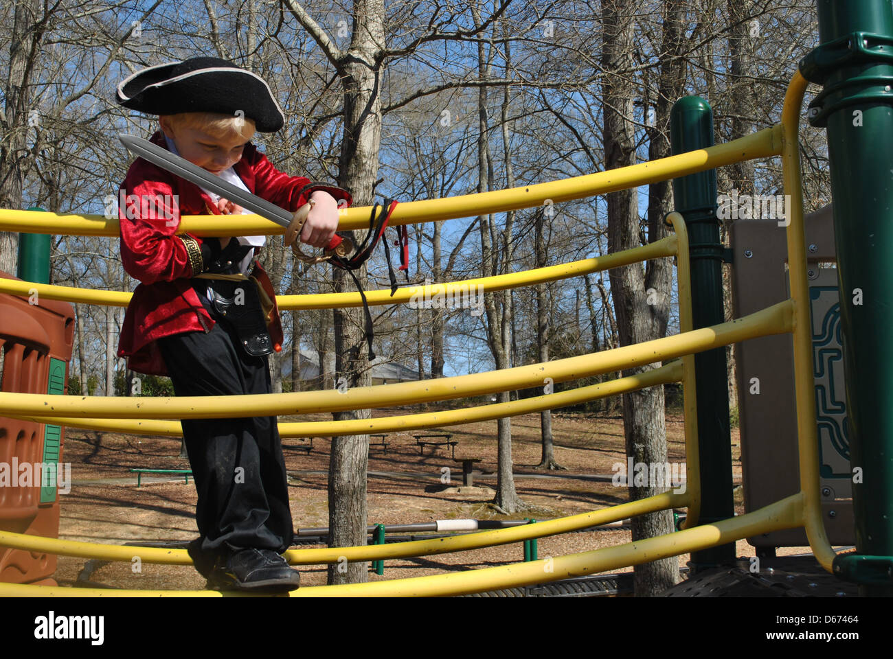 Un enfant s'appuyant sur des cordes d'un navire aire Banque D'Images