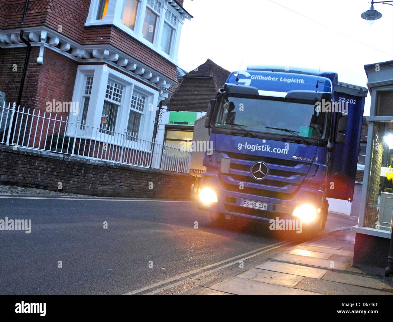 Camions massive d'endommager les petites villes du Royaume-Uni. Banque D'Images
