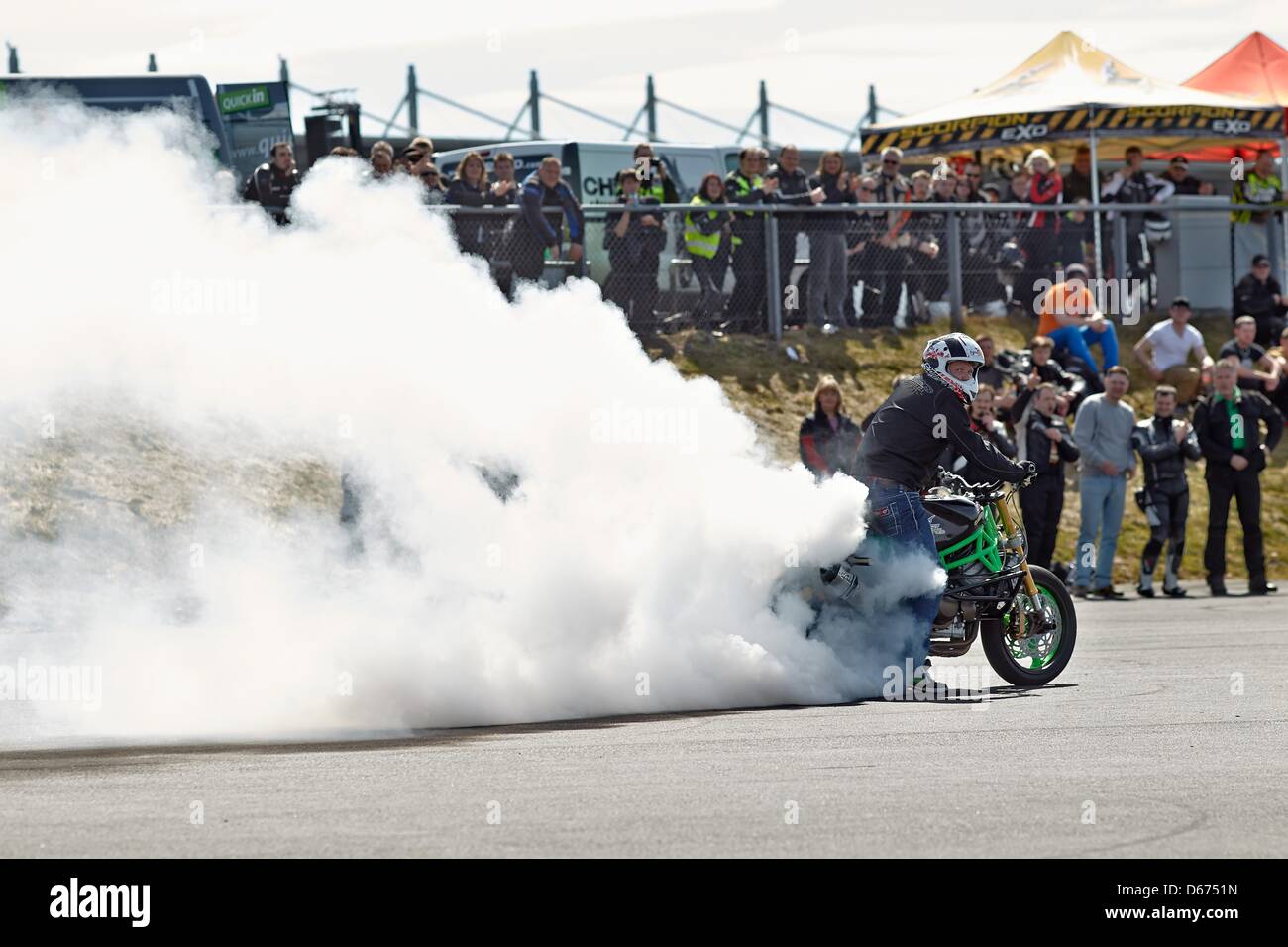 Nürburgring, Allemagne, 14 avril 2013. Stunt moto interprète Chris débarrasser tourne sa roue arrière au Nürburgring près de Nuerburg, Allemagne, 14 avril 2013. Plusieurs milliers de motocyclistes ont assisté à un service religieux intitulé 'Anlassen' (démarrage du moteur) et ensuite roulé le long de la boucle du Nord dans une procession. Photo : THOMAS FREY/Alamy Live News Banque D'Images