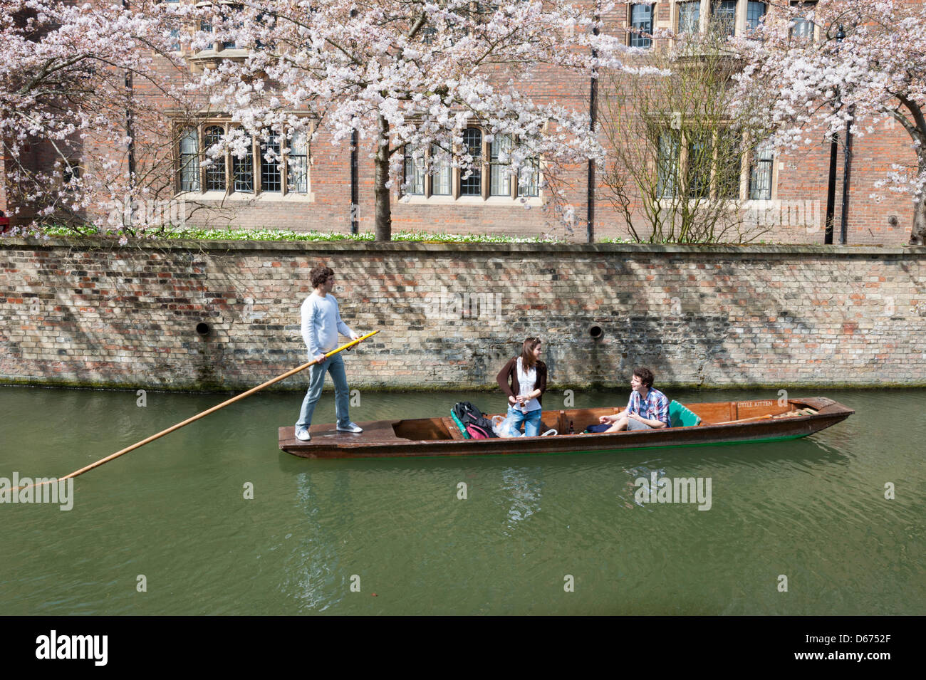 Cambridge, UK. 14 avril 2013. Les touristes profiter de soleil en barque sur la rivière Cam. La rivière était occupé par les touristes profitant de la journée la plus chaude de l'année avec des températures jusqu'à frapper 20 degrés centigrades. Le printemps est enfin arrivé après des semaines de temps froid et pluvieux. Julian Eales/Alamy Live News Banque D'Images