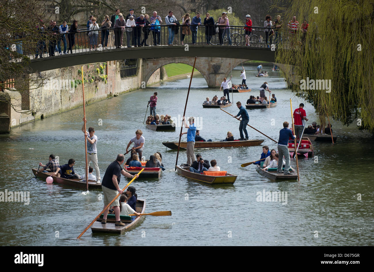 Cambridge, UK. 14 mars 2013. La température à Cambridge aujourd'hui a atteint 20 degrés celsius, les gens prennent à barque sur la rivière cam et profiter du soleil. JAMES LINSELL-CLARK/Alamy Live News Banque D'Images