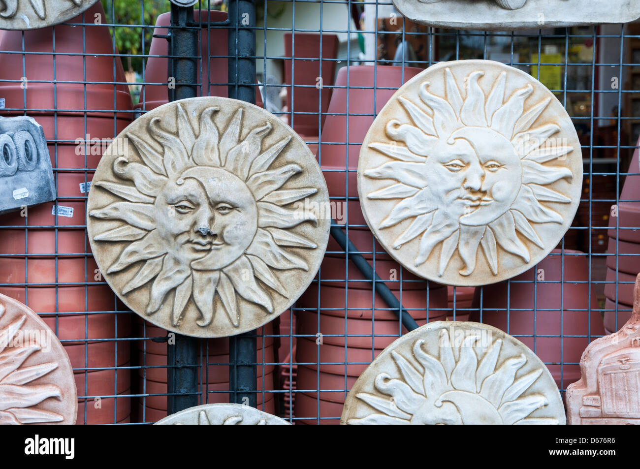 Soleil et lune en une céramique ronde en céramique Banque D'Images