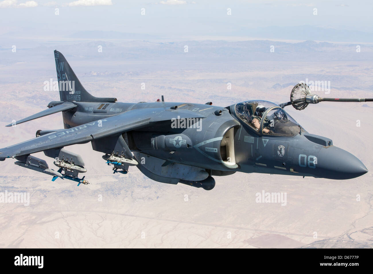 Le Maj James Vallario, pilote d'un Harrier AV-8B au groupe d'avions marins 13, s'entraîne dans son avion pendant le cours de printemps des instructeurs d'armes et de tactiques organisé par MAWTS-1 à la station aérienne du corps des Marines Yuma, Arizona, mars 30. WTI est une évolution de formation conçue pour promouvoir les meilleures compétences possibles dans les aviateurs de corps de Marine d'aujourd'hui. Banque D'Images