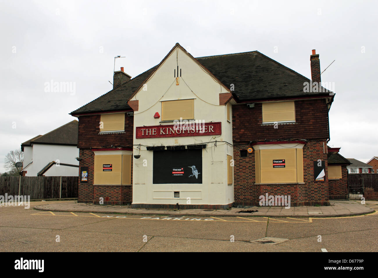 Le Kingfisher Pub, Ruxley Lane, West Ewell, Surrey. Fermés et barricadés. Banque D'Images