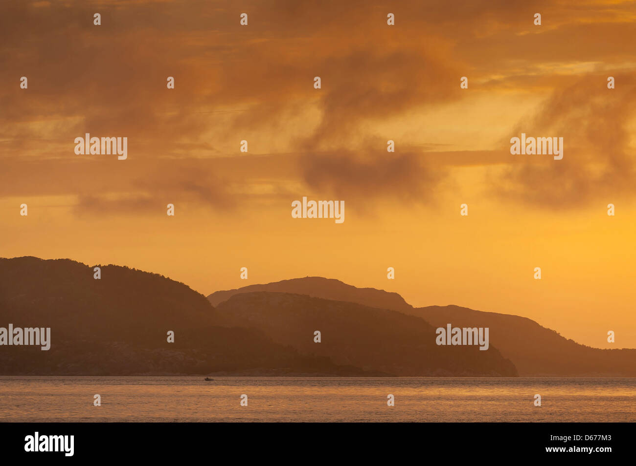 Soleil de minuit au paysage côtier, lauvsnes, flatanger kommune, nord-gen fylke, Norvège Banque D'Images