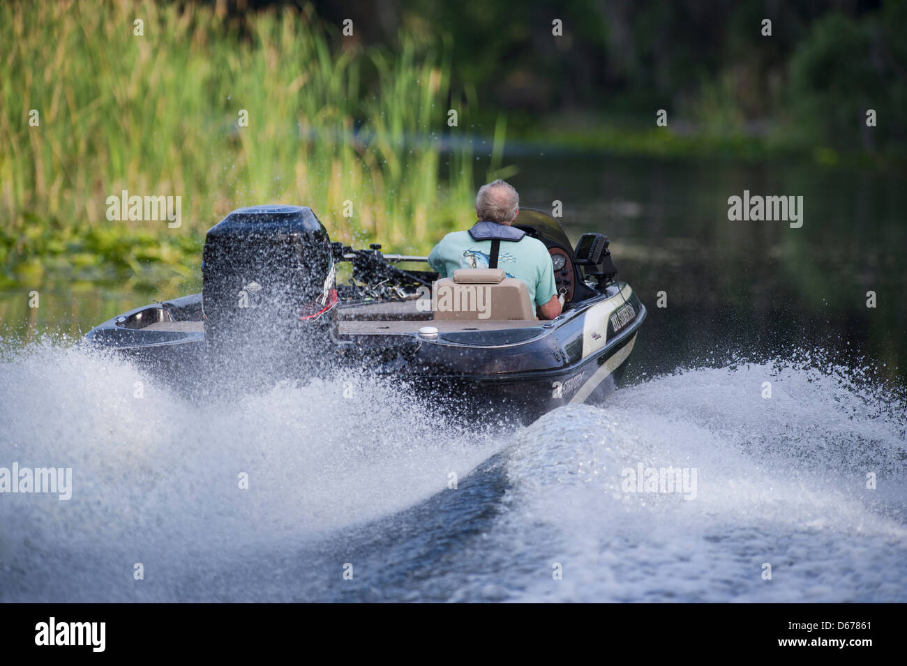 Silver Star bass boat accélérant les haines Creek River dans la région de Leesburg Lake County Florida USA. Banque D'Images