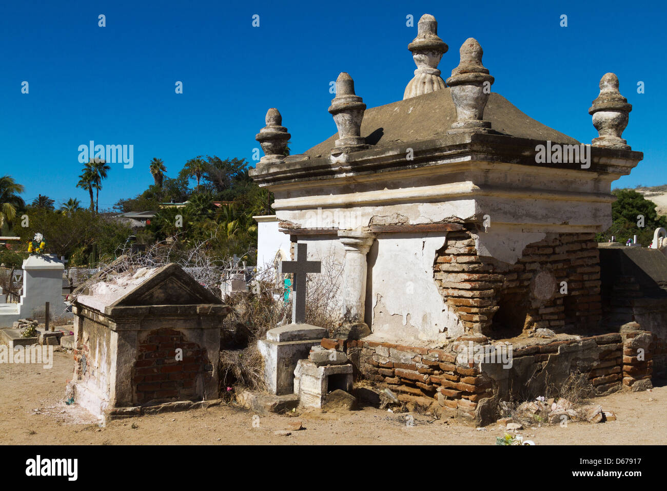 Une crypte, négligé dans un cimetière à Todos Santos, Mexique Banque D'Images