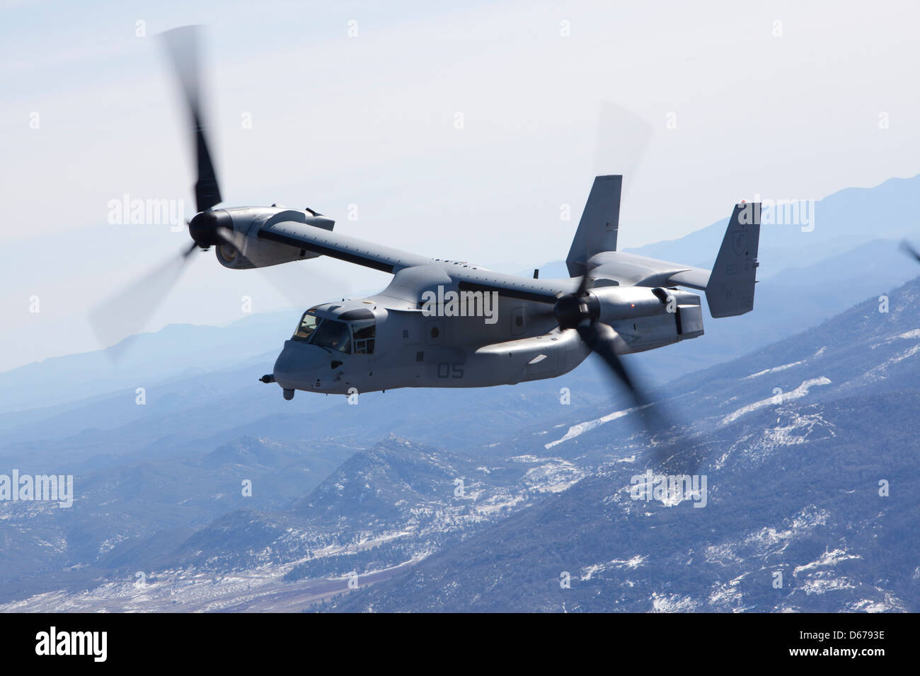 Un Osprey MV-22B du Marine Medium Tiltrotor Squadron 165 vole près de San Diego, en Californie, le 14 février 2013. Le but de ce vol était de pratiquer de grandes tactiques de leadership de vol. (ÉTATS-UNIS Photo du corps marin par lance Cpl. Allison J. Herman/SORTIE) Banque D'Images