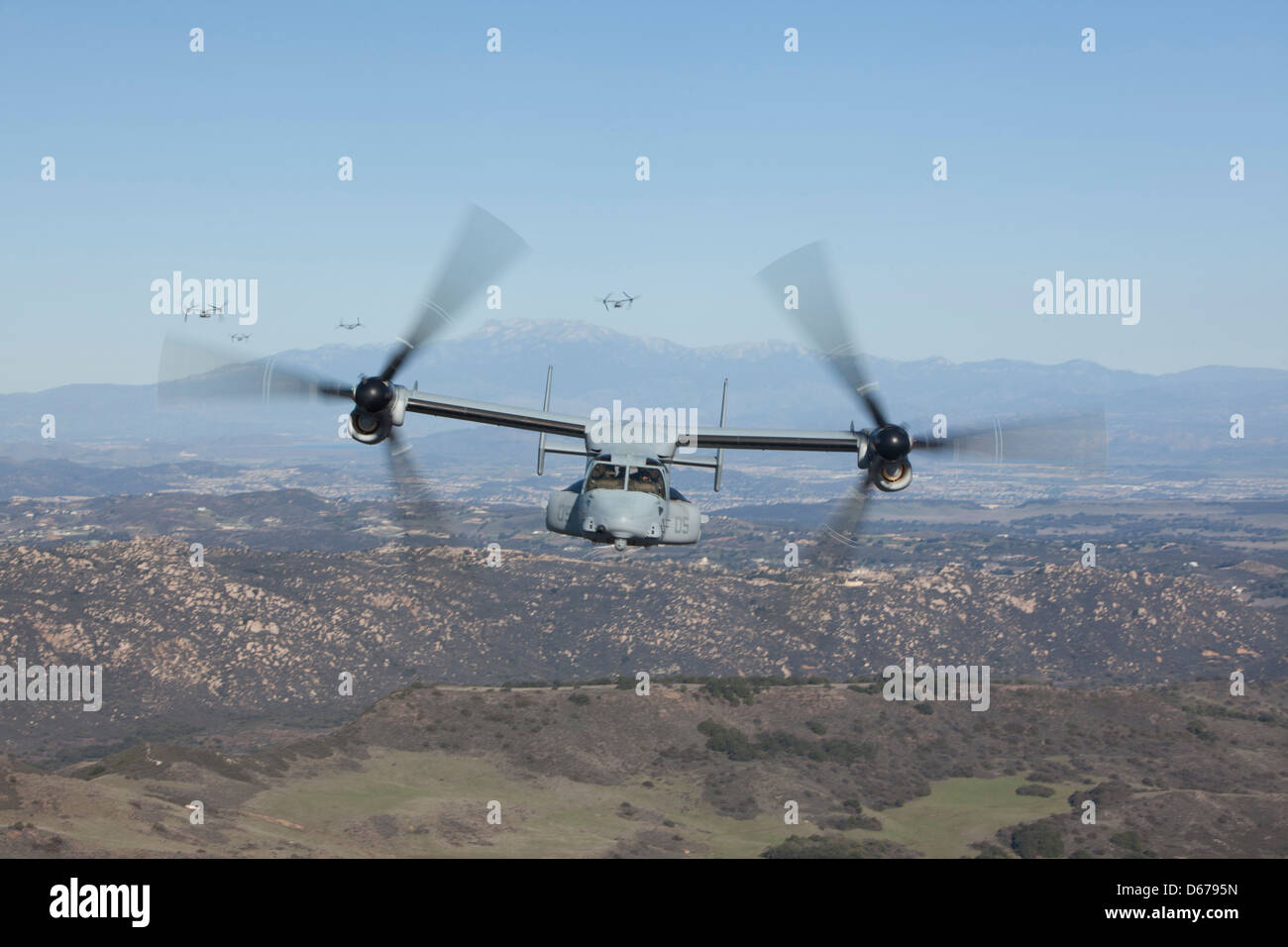 MV-22B Osprey, de l'escadron de Tiltrotor de la Marine Medium 165, vole près du camp de base du corps des Marines Pendleton, en Californie, le 14 février 2013. Le but de ce vol était de pratiquer de grandes tactiques de leadership de vol. (ÉTATS-UNIS Photo du corps marin par lance Cpl. Allison J. Herman/SORTIE) Banque D'Images