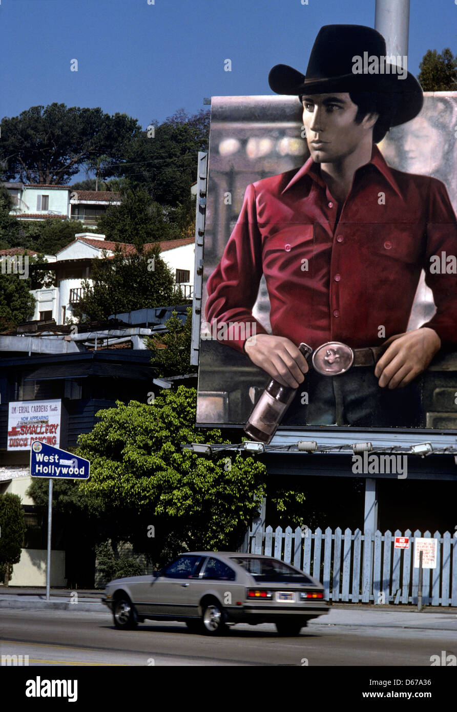 Un panneau mettant en vedette John Travolta promeut le film Urban Cowboy sur le Sunset Strip, à Hollywood, CA vers 1980 Banque D'Images